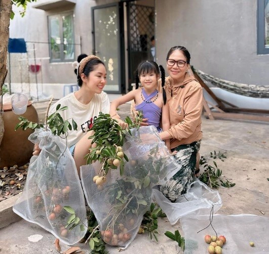 Hết tết mẹ đẻ mẹ chồng dv lê phươngra tận ngõtiễn con cháu lên thành phố nhìn kỹ thấy đôi mắt rớm lệ - 10