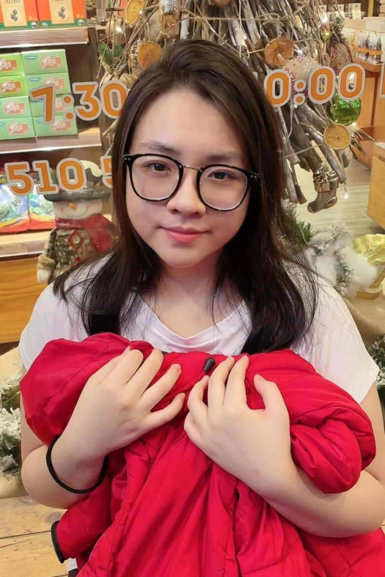 Hiền thục 21 tuổi một mình sinh nở giờ con gái hoa khôivừa ngọt ngào vừa hiếu thảo với mẹ đến tan chảy - 4