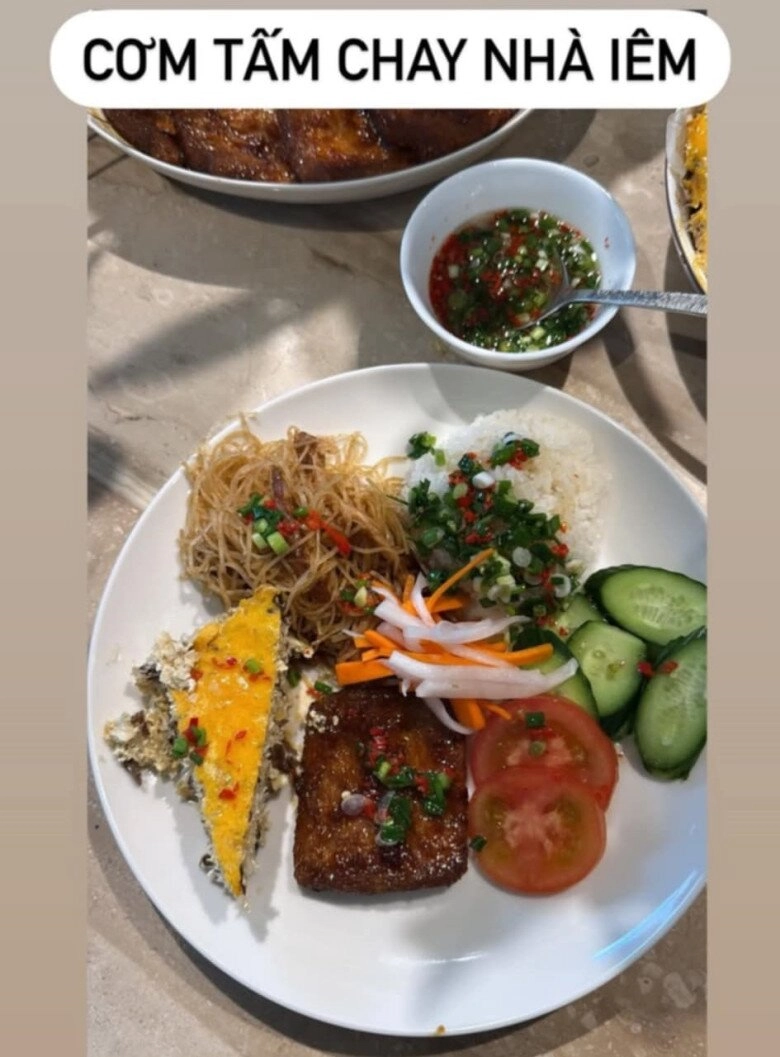 Hồ ngọc hà khoe cơm tấm nhà em với đĩa full topping ai ngờ lại vô cùng thanh đạm - 2
