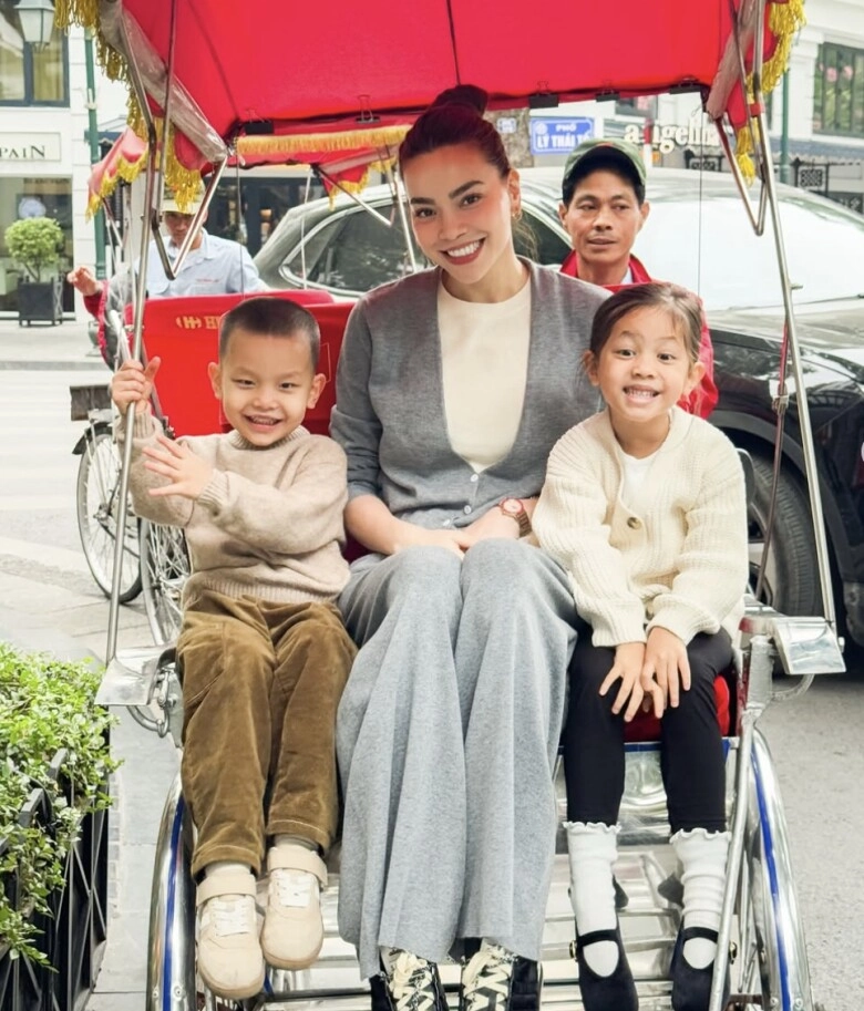 Hồ ngọc hà khoe con gái lisa điệu đà giống mẹ con trai leon 4 tuổi đã sở hữu dàn siêu xe khủng - 1