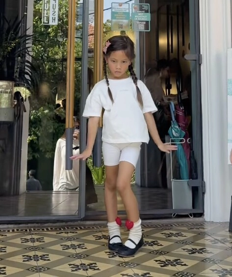 Hồ ngọc hà khoe con gái lisa điệu đà giống mẹ con trai leon 4 tuổi đã sở hữu dàn siêu xe khủng - 2