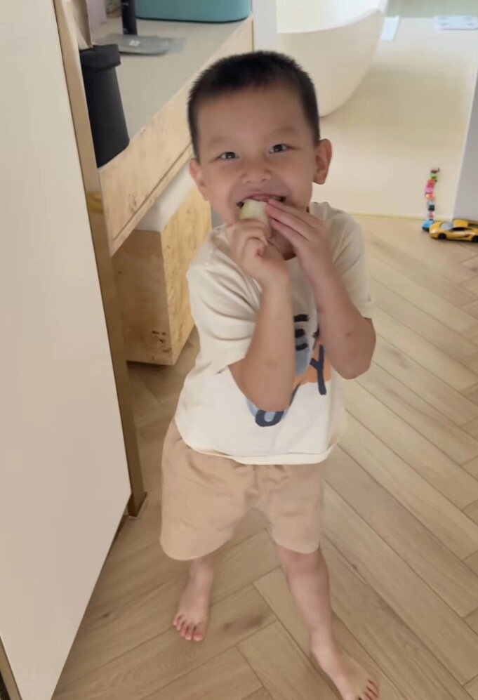 Hồ ngọc hà khoe con gái lisa điệu đà giống mẹ con trai leon 4 tuổi đã sở hữu dàn siêu xe khủng - 4