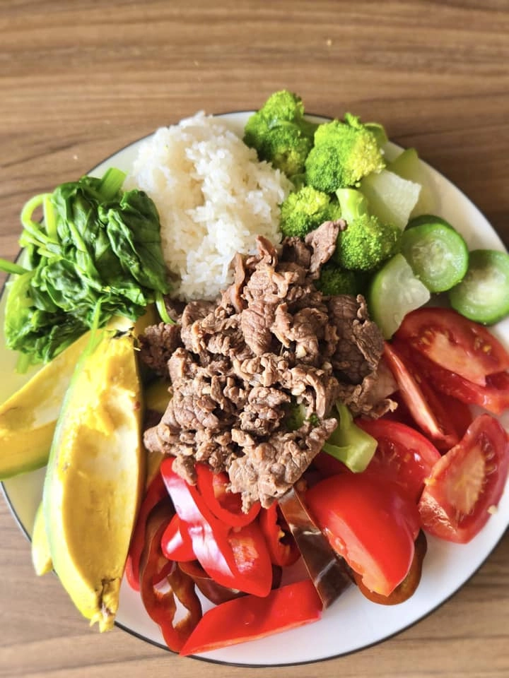 Hoa hậu hhen niê chuẩn bị bữa ăn gấp tại nhà mà đầy màu sắc ăn thế này bảo sao dáng đẹp hoài - 2