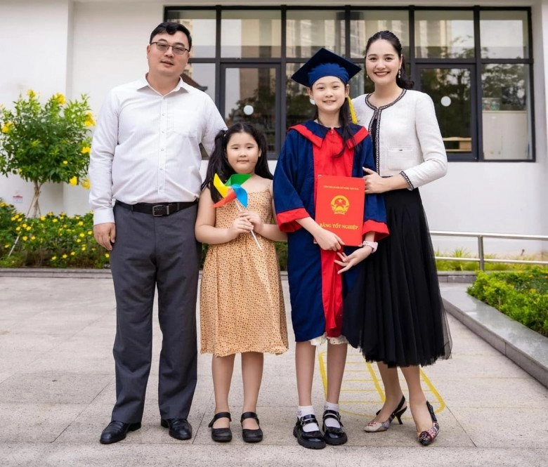 Hoa hậu hương giang flex 2 con cực phẩm với chồng trung quốc không chỉ xinh mà còn có tài năng đặc biệt - 2