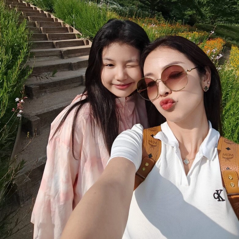 Hoa hậu jennifer phạm tung bộ ảnh du lịch hè cùng gia đình nhan sắc con gái dậy thì gây chú ý vì quá xinh - 1