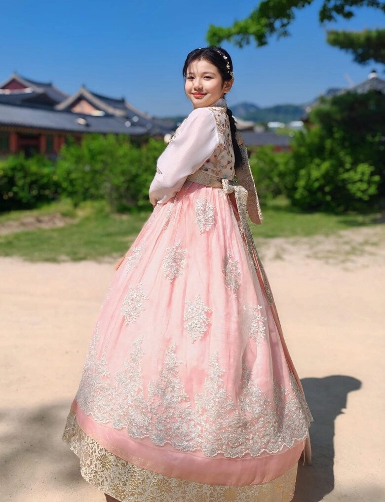 Hoa hậu jennifer phạm tung bộ ảnh du lịch hè cùng gia đình nhan sắc con gái dậy thì gây chú ý vì quá xinh - 5
