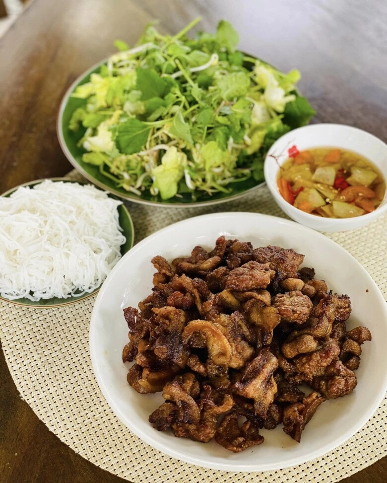 hoa hậu nhà trăm tỷ khoe cơm nhà bữa ăn có những gì mà hàng loạt người nổi tiếng đều vào khen ngợi - 8