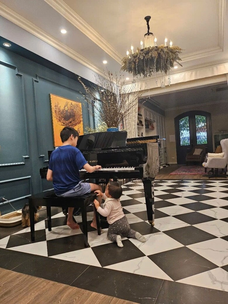 Hoa hậu việt bức xúc khi thuê giúp việc nhà vẫn như cái chuồng lợn ngày đi làm đêm phải thức trông con - 2