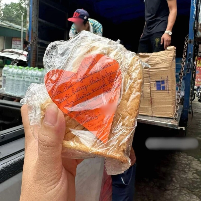 Học sinh lớp 4 hà nội góp đồ ăn cứu trợ bão lũ dòng chữ viết trên từng gói bánh khiến nhiều người xúc động - 1