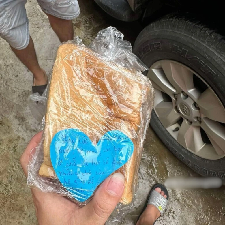 Học sinh lớp 4 hà nội góp đồ ăn cứu trợ bão lũ dòng chữ viết trên từng gói bánh khiến nhiều người xúc động - 6