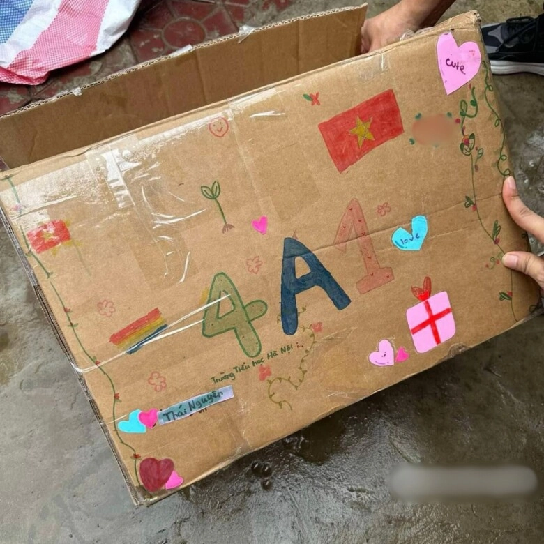 Học sinh lớp 4 hà nội góp đồ ăn cứu trợ bão lũ dòng chữ viết trên từng gói bánh khiến nhiều người xúc động - 8