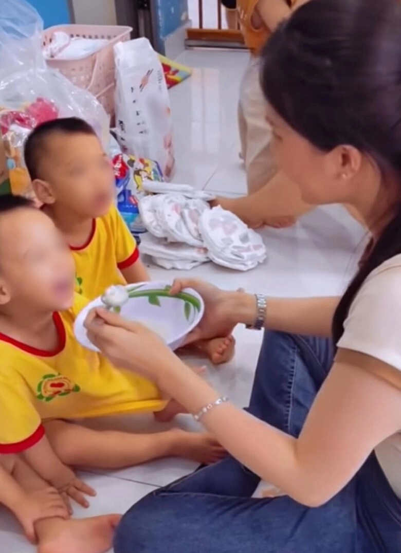Hội mẹ bỉm tràn vào facebook mái ấm hoa hồng nhìn những clip yêu thương giả tạo ngày xưa mà rơi nước mắt thương các con - 4