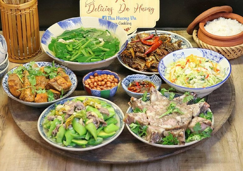 Hôm nay nấu gì bữa ăn nhiều thịt cá nhưng chẳng thiếu rau nhìn chỉ muốn về nhà nấu thử - 1