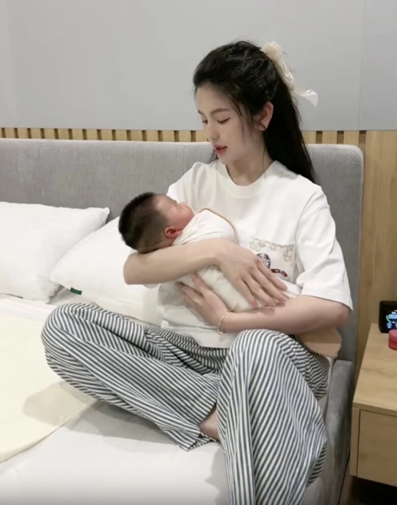 Hot girl hà thành sinh con trai với cầu thủ đtqg cảnh bỉm sữa ở nhà chăm con gây tranh cãi vì quá xinh - 2