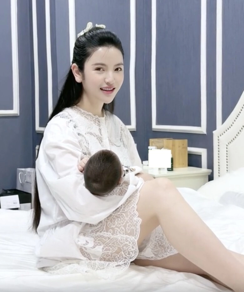 Hot girl hà thành sinh con trai với cầu thủ đtqg cảnh bỉm sữa ở nhà chăm con gây tranh cãi vì quá xinh - 3