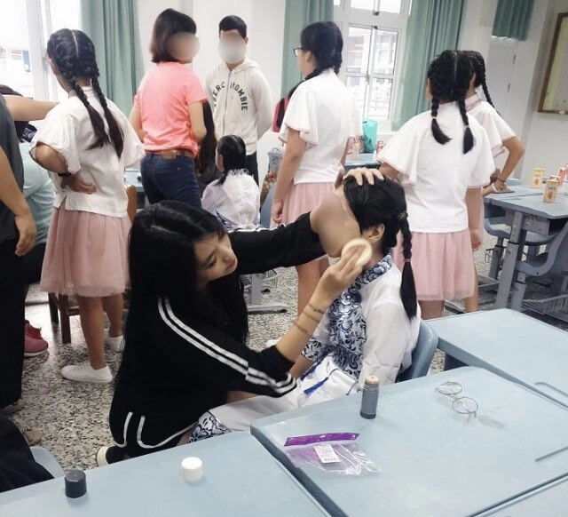 Hot mom nổi tiếng đến trường trang điểm cho con diễn văn nghệ gây phản cảm vì diện đồ quá hở hang - 1