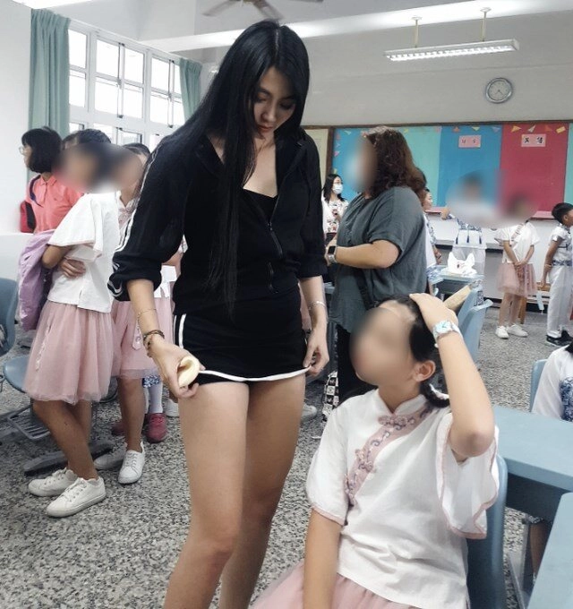 Hot mom nổi tiếng đến trường trang điểm cho con diễn văn nghệ gây phản cảm vì diện đồ quá hở hang - 3