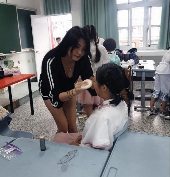 Hot mom nổi tiếng đến trường trang điểm cho con diễn văn nghệ gây phản cảm vì diện đồ quá hở hang - 4