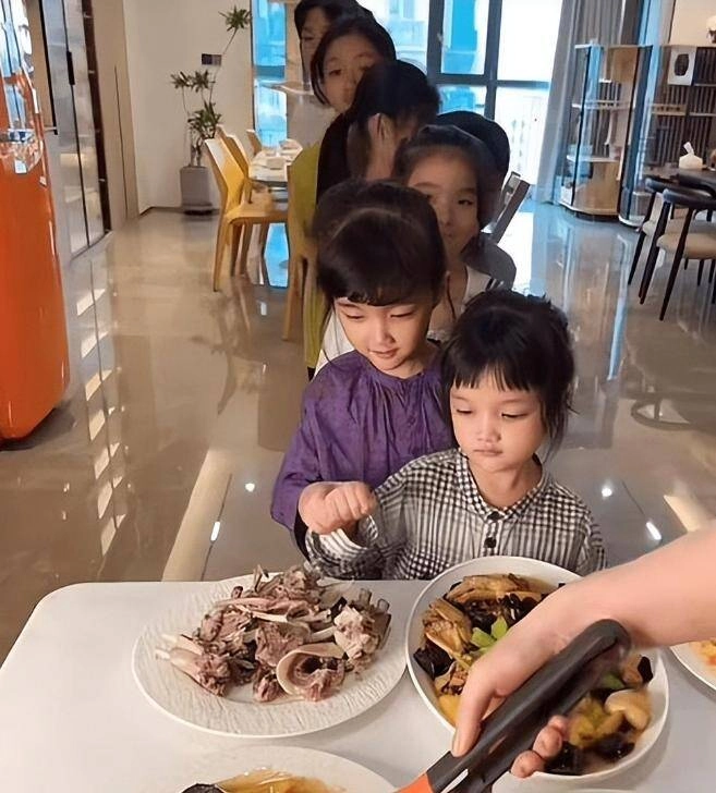 Hot mom nổi tiếng mxh 8 năm sinh 6 con mỗi đứa trẻ được một bảo mẫu chăm sóc trong biệt thự 1000m2 - 3