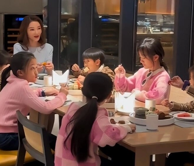 Hot mom nổi tiếng mxh 8 năm sinh 6 con mỗi đứa trẻ được một bảo mẫu chăm sóc trong biệt thự 1000m2 - 4
