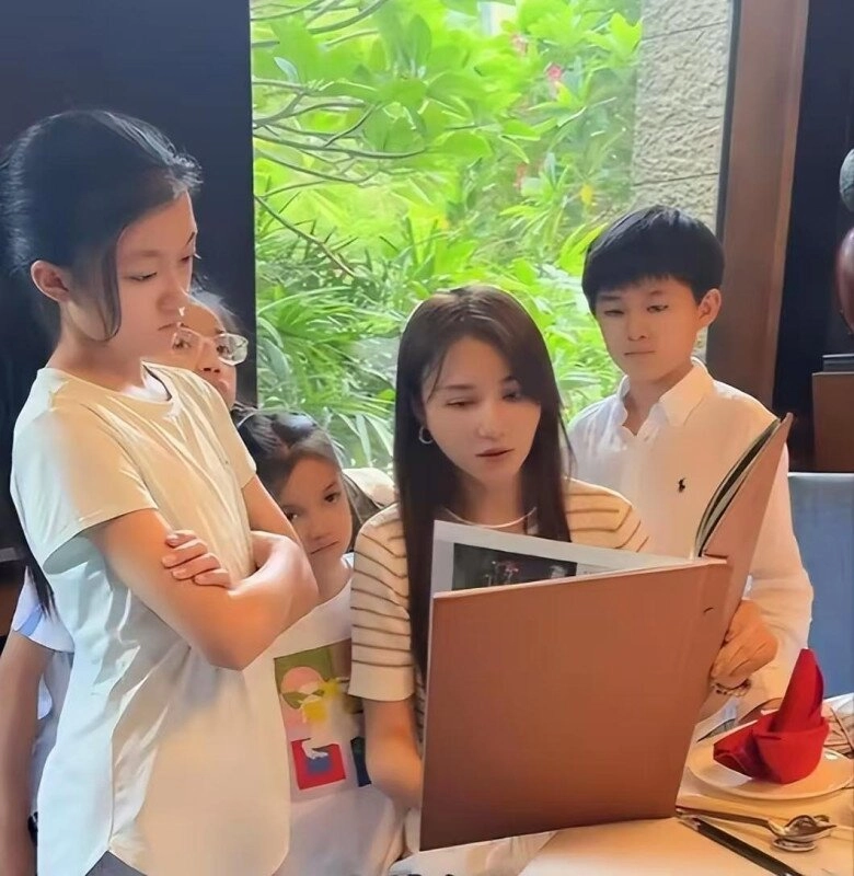 Hot mom nổi tiếng mxh 8 năm sinh 6 con mỗi đứa trẻ được một bảo mẫu chăm sóc trong biệt thự 1000m2 - 5