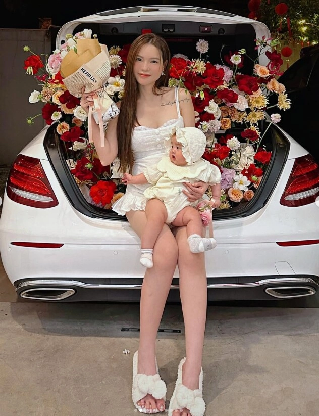 Hotboy hải dương lấy phú bà sài thành hơn 9 tuổi giờ ở nhà chăm con nấu ăn giặt quần áo quét nhà bóc hoa quả mời vợ - 4