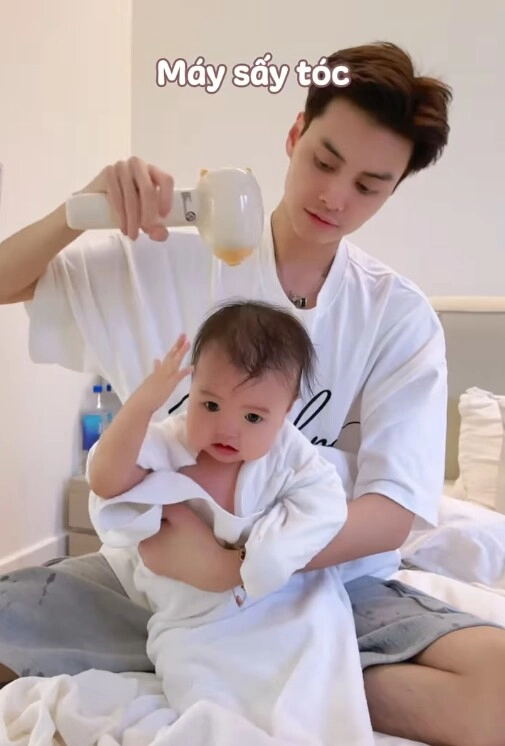 Hotboy hải dương lấy phú bà sài thành hơn 9 tuổi giờ ở nhà chăm con nấu ăn giặt quần áo quét nhà bóc hoa quả mời vợ - 6