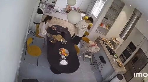 Hotboy hải dương lấy phú bà sài thành hơn 9 tuổi giờ ở nhà chăm con nấu ăn giặt quần áo quét nhà bóc hoa quả mời vợ - 14