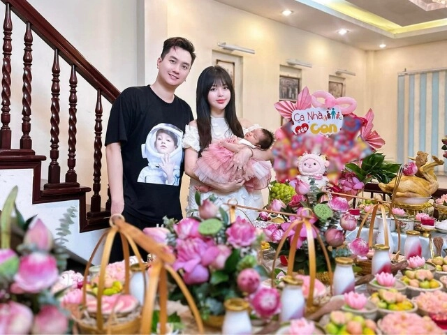 Hotgirl 2k1 sinh con gái với trưởng công an xã điển trai nhất vtv làm mâm cúng hoa sen đầy tháng cho ái nữ lạ mắt - 1