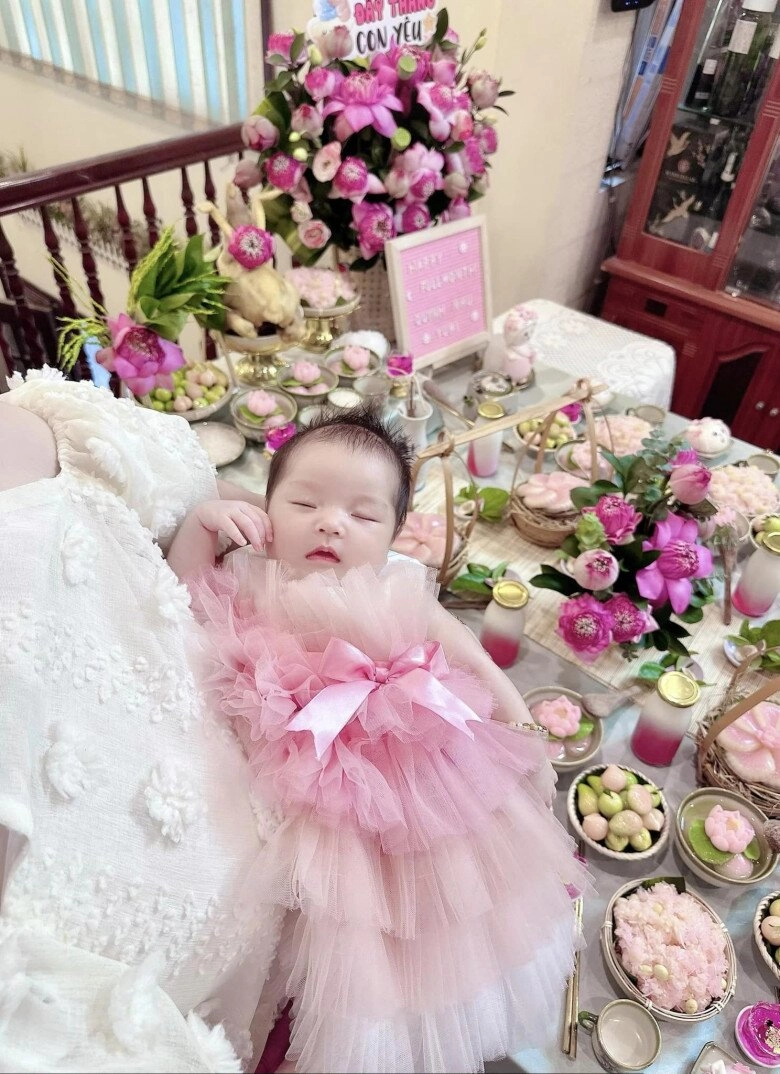Hotgirl 2k1 sinh con gái với trưởng công an xã điển trai nhất vtv làm mâm cúng hoa sen đầy tháng cho ái nữ lạ mắt - 3