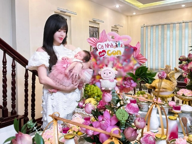 Hotgirl 2k1 sinh con gái với trưởng công an xã điển trai nhất vtv làm mâm cúng hoa sen đầy tháng cho ái nữ lạ mắt - 4