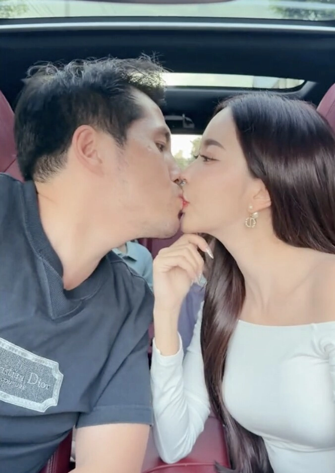 Hotgirl và chồng thân mật trong xe ô tô 2 con chứng kiến liền có phản ứng không ngờ - 1