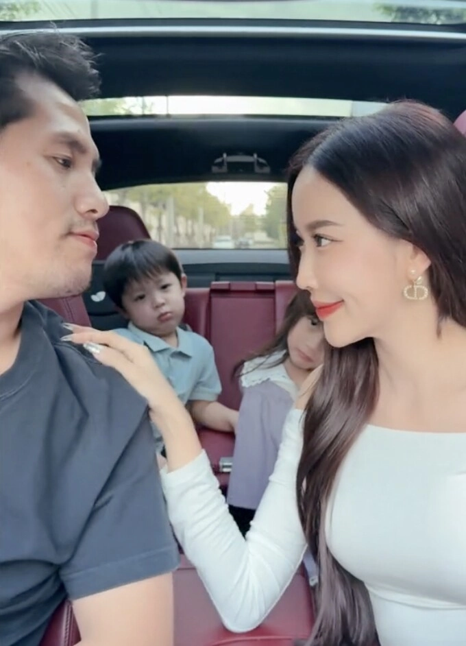 Hotgirl và chồng thân mật trong xe ô tô 2 con chứng kiến liền có phản ứng không ngờ - 3