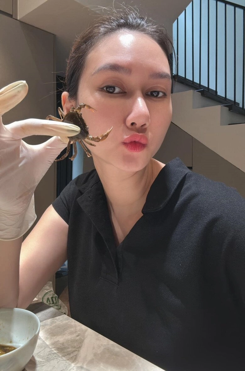 Hương giang mang bầu vẫn hì hục ngồi cả buổi làm cua đáp bình luận gái phố bây giờ mới biết sờ vào con cua - 1