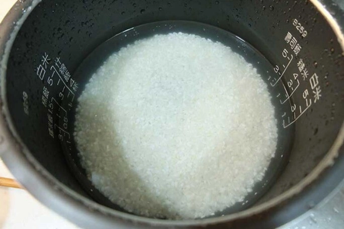 Khi nấu ăn lúc nào cần thêm nước nóng lúc nào sử dụng nước lạnh dùng sai mất vị cả bữa cơm - 1