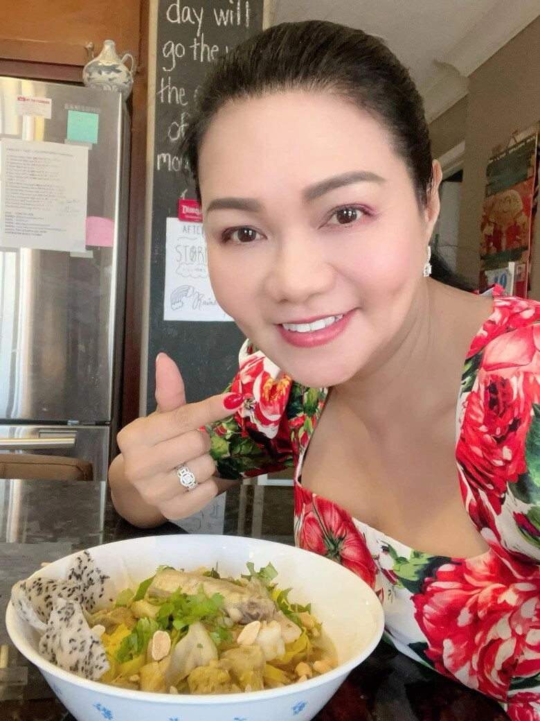 Không chỉ được mẹ chồng tặng biệt thự 46 tỷ nsưt ngọc huyền còn được bố chồng cưng chiều nấu ăn cho - 5