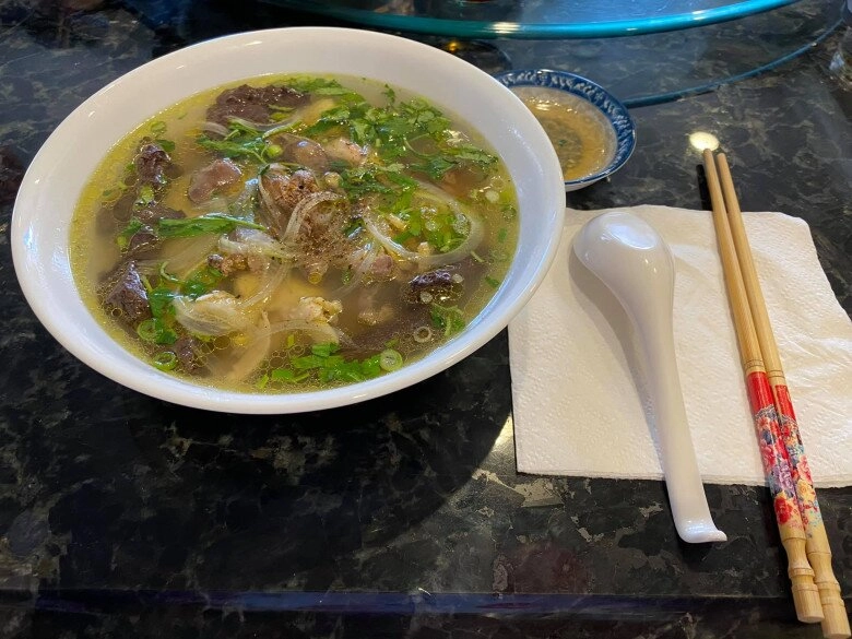 Không chỉ được mẹ chồng tặng biệt thự 46 tỷ nsưt ngọc huyền còn được bố chồng cưng chiều nấu ăn cho - 8