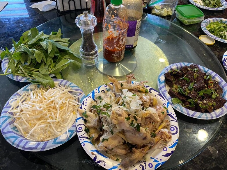 Không chỉ được mẹ chồng tặng biệt thự 46 tỷ nsưt ngọc huyền còn được bố chồng cưng chiều nấu ăn cho - 9