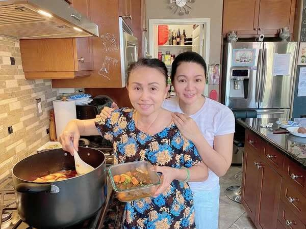 Không chỉ được mẹ chồng tặng biệt thự 46 tỷ nsưt ngọc huyền còn được bố chồng cưng chiều nấu ăn cho - 16