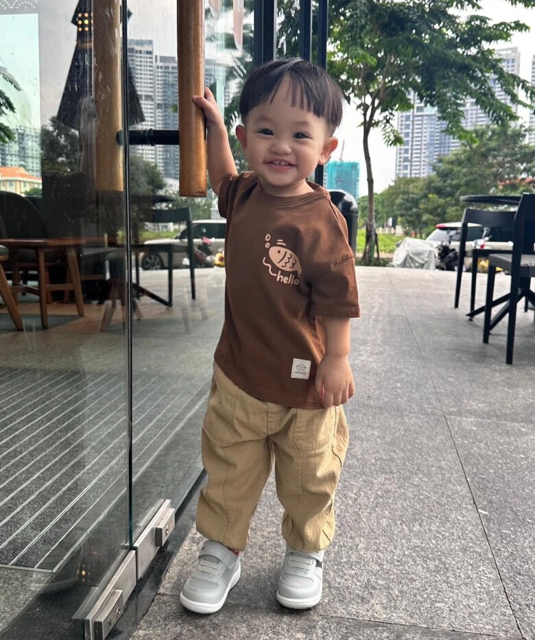 Không nhận ra con trai út cường đôla trong loạt ảnh mới nhất sau khi bố ở ẩn vì biến cố gia đình - 1