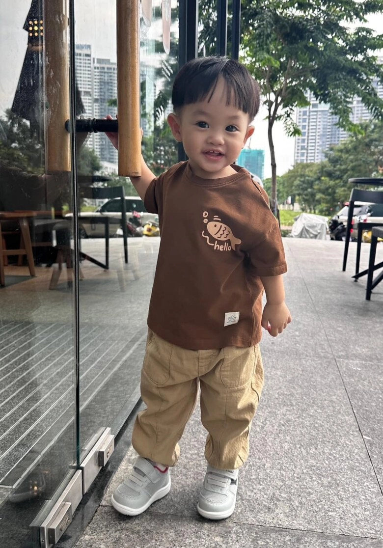 Không nhận ra con trai út cường đôla trong loạt ảnh mới nhất sau khi bố ở ẩn vì biến cố gia đình - 2