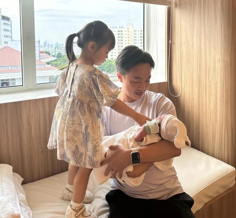 Không nhận ra cường đôla khi ở ẩn vì biến cố giản dị bế con nhảy múa ở công viên ven sông cùng các cô chú trung niên - 6