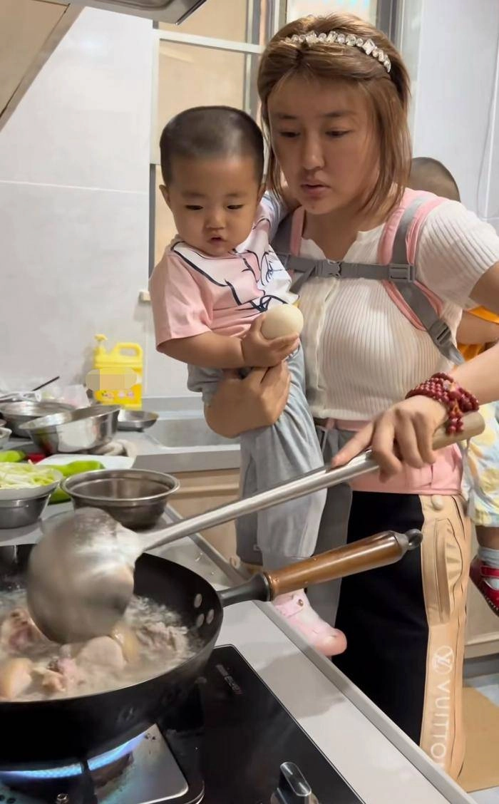 Làm mẹ đơn thân nữ diễn viên xinh đẹp khiến ai cũng sốc với cảnh một nách hai con trong bếp - 1