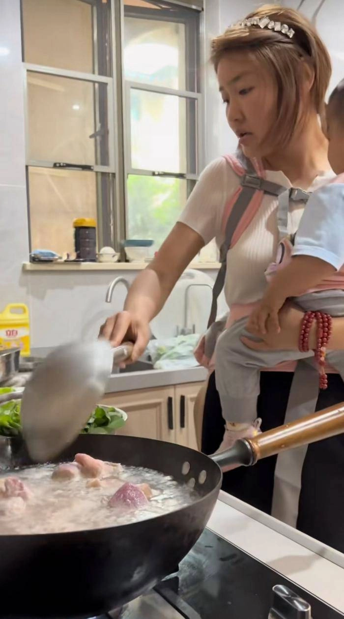 Làm mẹ đơn thân nữ diễn viên xinh đẹp khiến ai cũng sốc với cảnh một nách hai con trong bếp - 2