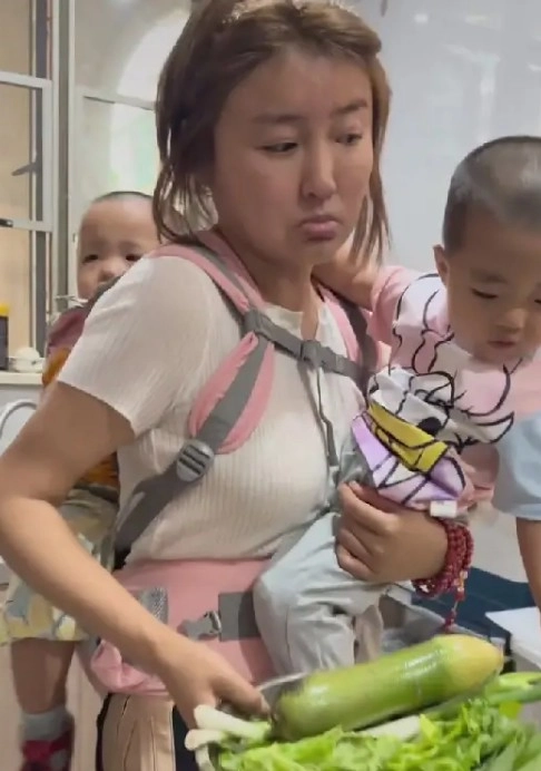 Làm mẹ đơn thân nữ diễn viên xinh đẹp khiến ai cũng sốc với cảnh một nách hai con trong bếp - 3