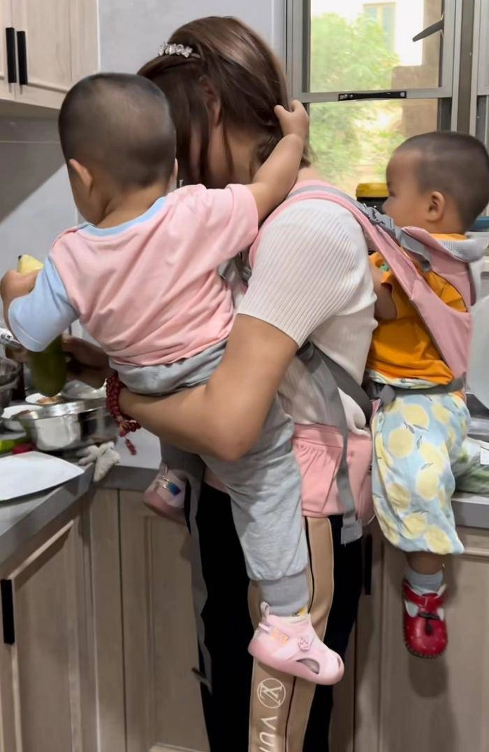 Làm mẹ đơn thân nữ diễn viên xinh đẹp khiến ai cũng sốc với cảnh một nách hai con trong bếp - 5