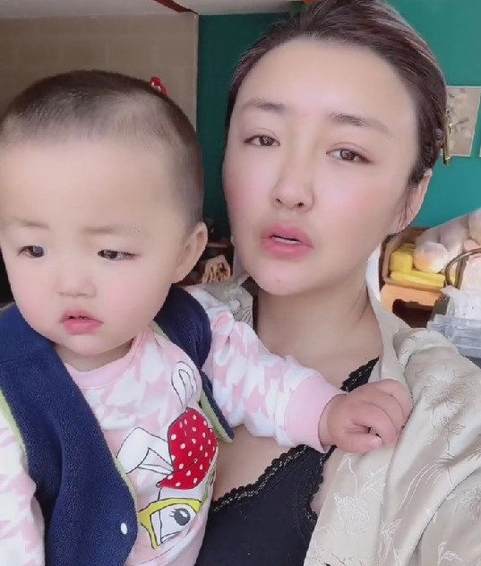 Làm mẹ đơn thân nữ diễn viên xinh đẹp khiến ai cũng sốc với cảnh một nách hai con trong bếp - 6