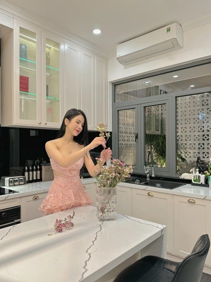 Làm mẹ đơn thân nữ dv rời biệt thự 100 tỷ đi bán hàng online nuôi con sống sang tự sắm nhẫn 3 tỷ - 10