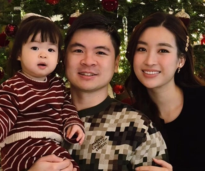 Làm phó chủ tịch công ty đỗ mỹ linh vẫn ăn mặc giản dị đưa ái nữ đi chơi bé ti mướp chuẩn tiểu thư nhà giàu - 1