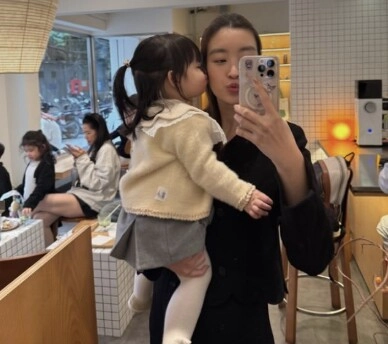 Làm phó chủ tịch công ty đỗ mỹ linh vẫn ăn mặc giản dị đưa ái nữ đi chơi bé ti mướp chuẩn tiểu thư nhà giàu - 3